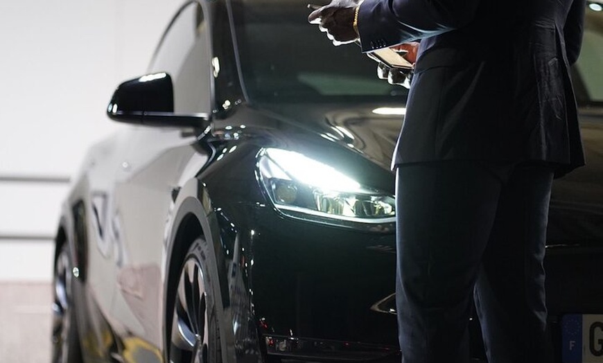 Image 1: Transfert privé entre l'aéroport d'Orly et Disneyland Paris