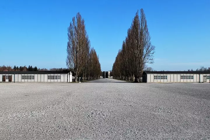 Vollständige Dachau-Tour in kleiner Gruppe von München aus mit dem Zug