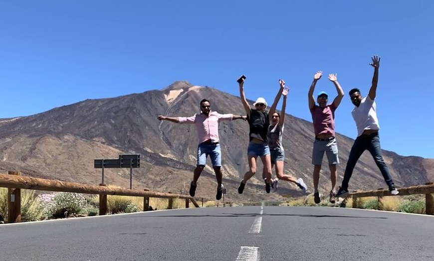 Image 11: Parque Nacional Teide con furgoneta