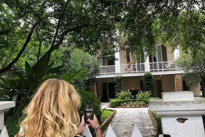 New Orleans City and Cemetery Tour with Garden District Stroll