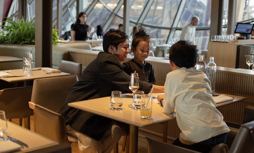 Image 4: Déjeuner matinal à Paris au restaurant Madame Brasserie de la tour ...