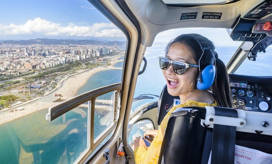 Image 1: 360º Barcelona: Visita del Casco Antiguo, Vuelo en Helicóptero y Pa...