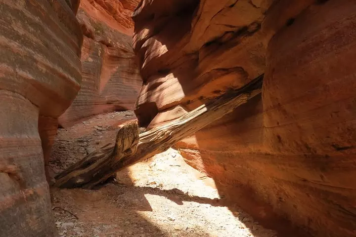 Peekaboo Slot Canyon 4WD Tour