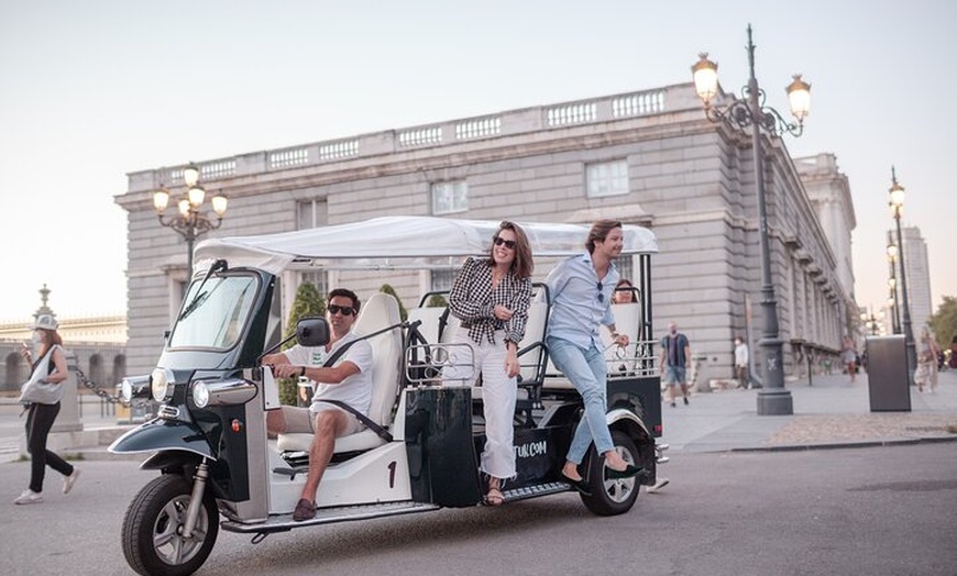 Image 2: Tour Experto Plus por Madrid en Eco Tuk Tuk Privado