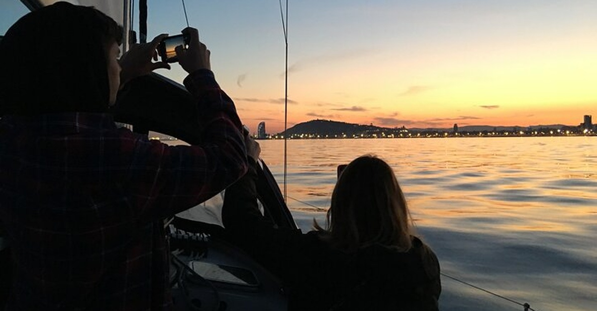 Tour en barco velero al atardecer con cava en Barcelona