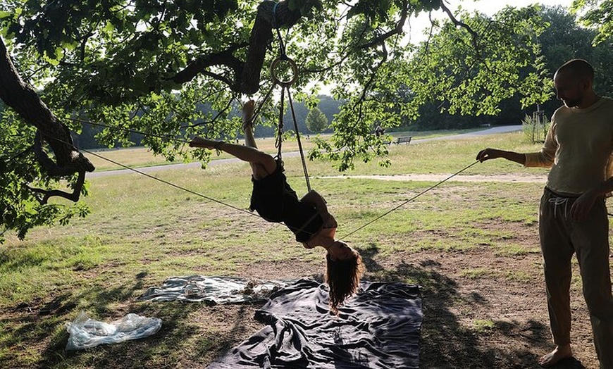 Image 3: shibari en la playa