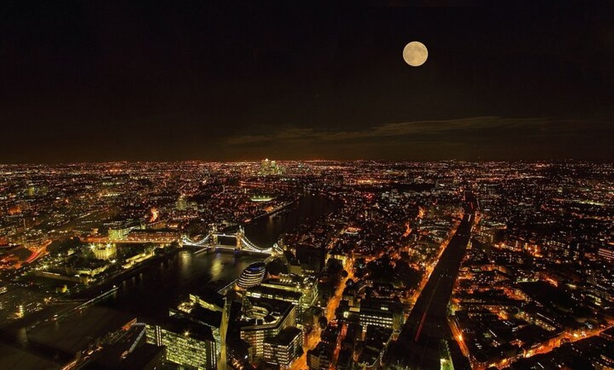 Image 11: New Year's Eve Dinner Cruise with Fireworks Display