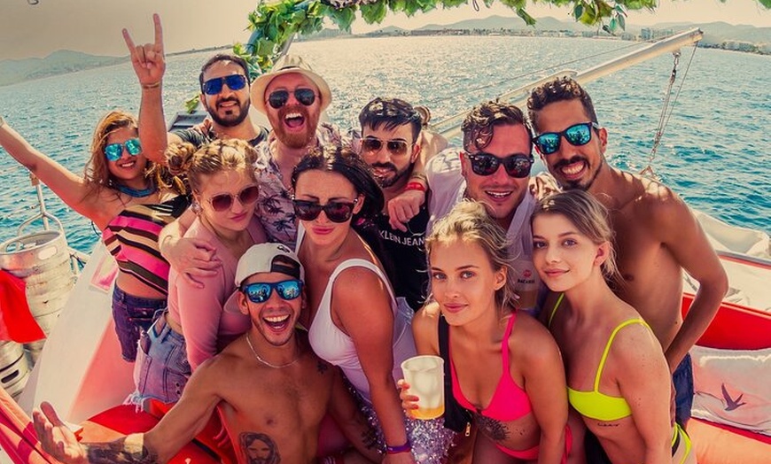 Image 10: Ibiza Sunset Edition Boat Party 3 horas de copas, DJ y puesta de sol