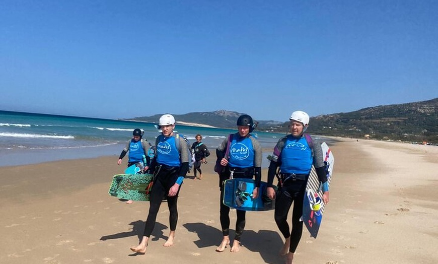 Image 5: Clases de kitesurf en Tarifa - Clases semi-privadas para todos los ...