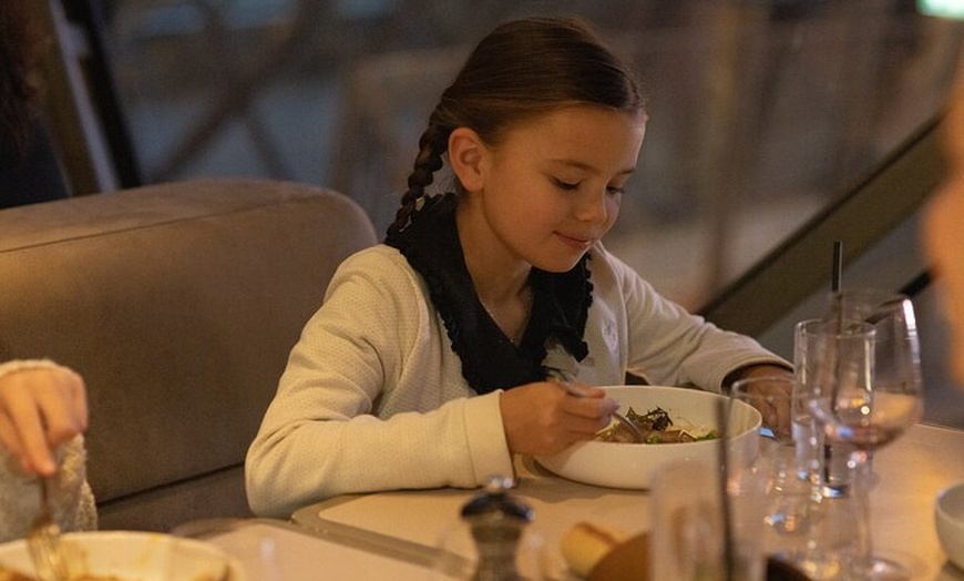 Image 4: Dîner en début de soirée à la brasserie Madame de la Tour Eiffel