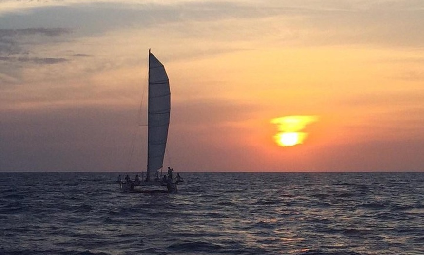 Image 2: Viaje en catamarán al atardecer en Menorca