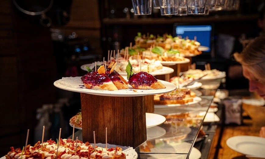 Image 3: Visita guiada a la ciudad vieja de Barcelona con tapas y bebidas