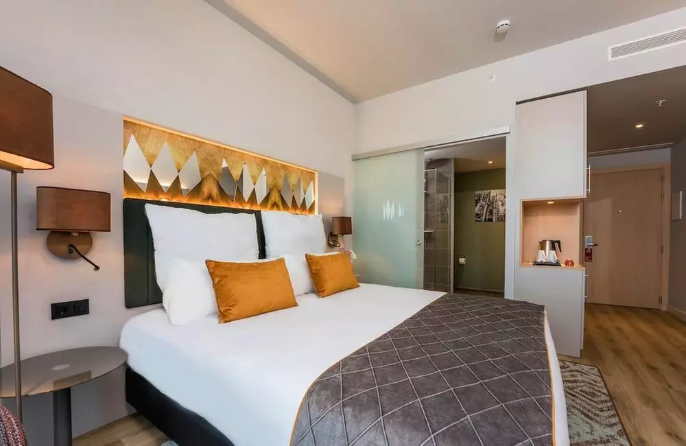 ✈ SPANIEN | Barcelona - Leonardo Royal Hotel Barcelona Fira 4*, 2 N...