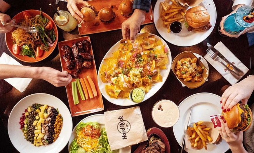 Image 4: Hard Rock Café de Barcelona con comida