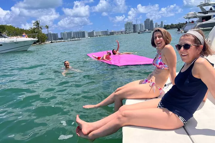 Miami Beach Luxury Yacht Adventure: Explore Stunning Coastline