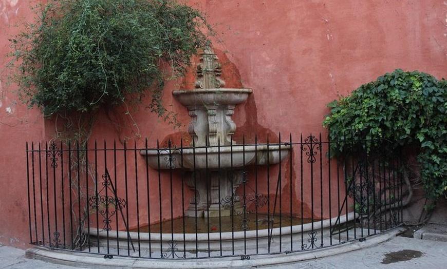 Image 4: Tour histórico nocturno de Sevilla con historia encantada