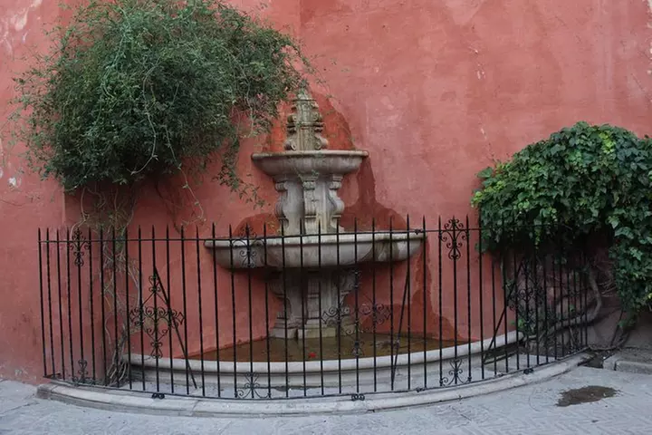 Tour histórico nocturno de Sevilla con historia encantada