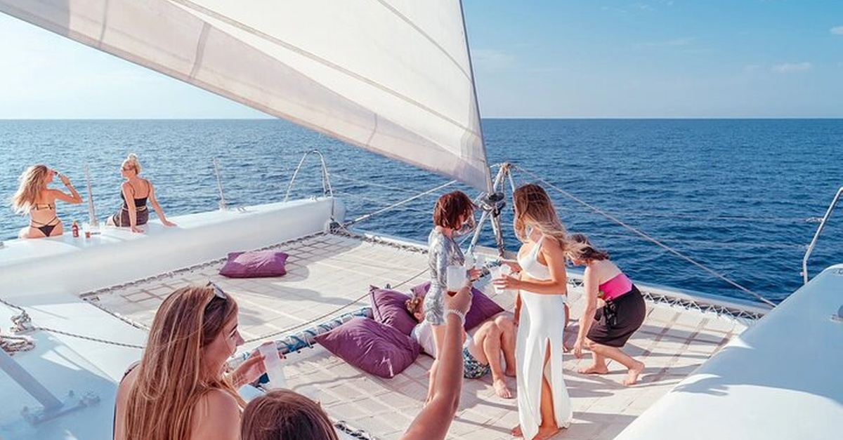 Crucero en catamarán por Ibiza con bebidas ilimitadas y barbacoa