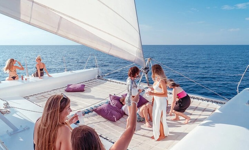 Image 1: Crucero en catamarán por Ibiza con bebidas ilimitadas y barbacoa