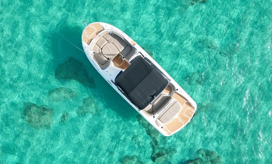 Image 6: Relájate en Barco con Paddle Surf y Snorkel en San Antonio