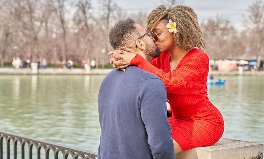 Image 3: Sesión de Fotos Profesional Privada en el Parque del Retiro de Madrid