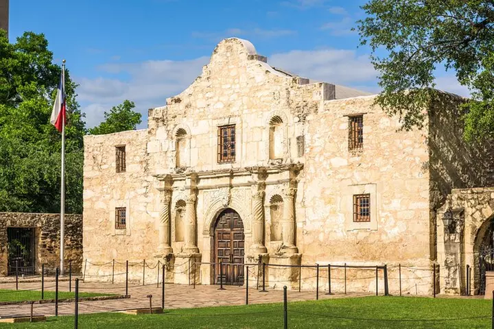 San Antonio Driving Tour From Austin with Boat Cruise & The Alamo
