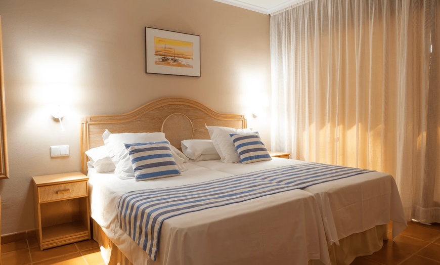 Image 5: ✈ COSTA BRAVA | Calella - Hotel Dwo Les Palmeres 4* - Vista mare