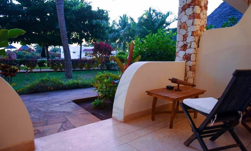 Image 12: ✈ ZANZIBAR | Kizimkazi - Fruit & Spice Wellness Resort 5* - Pieds d...