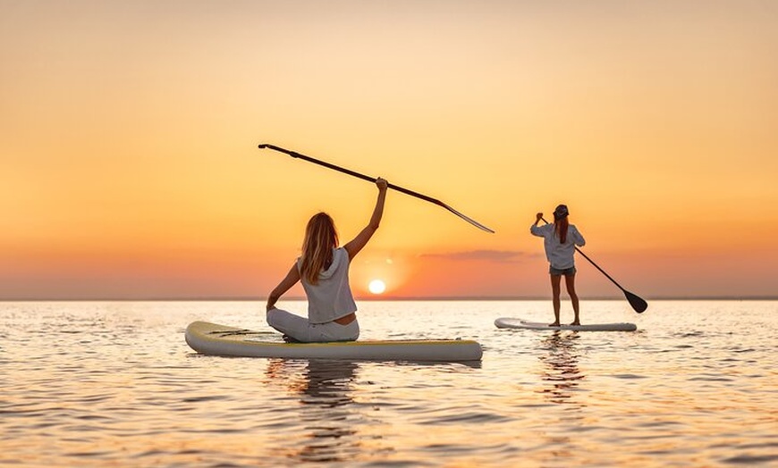 Image 1: Excursión al atardecer en Torrevieja con el catamarán Apaleo