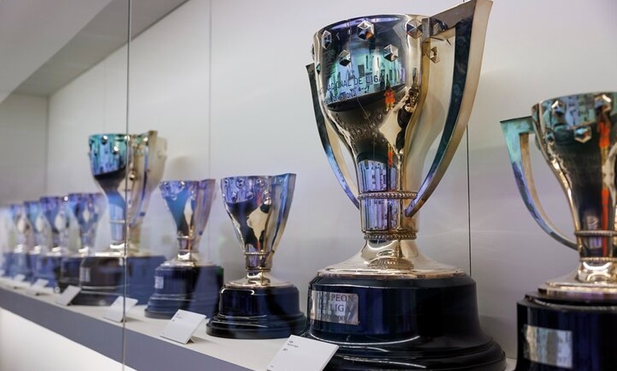 Image 1: Entrada al Estadio Bernabeu