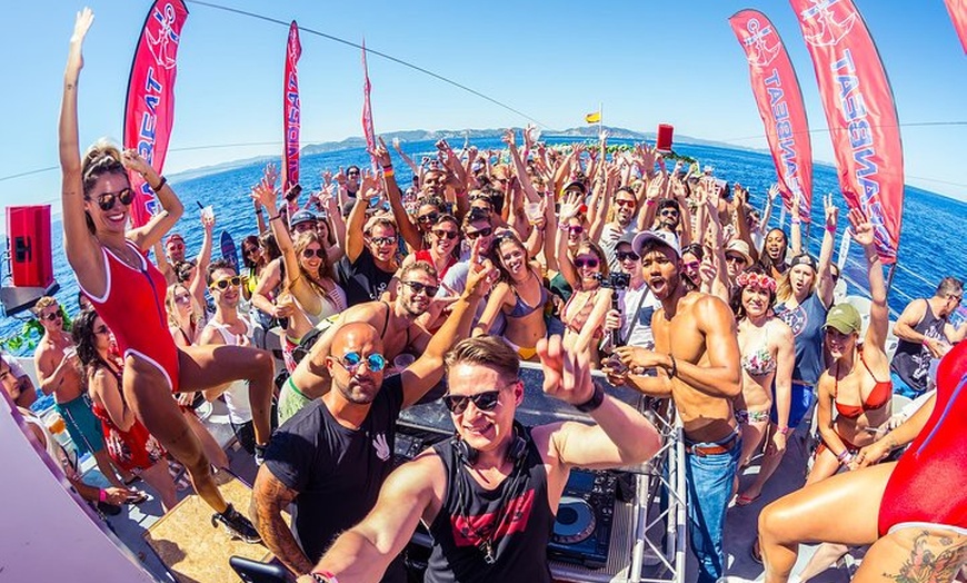 Image 24: Fiesta en barco Oceanbeat en Ibiza con todo incluido