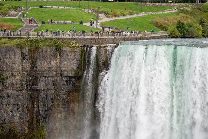 Maid of the Mist & Cave of the Winds Walking Tour