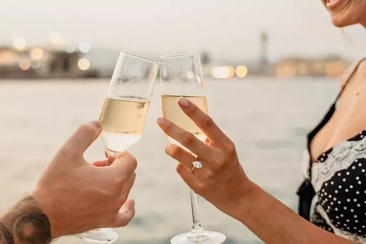 Crucero al atardecer en Barcelona liderado por Young & Local Captain