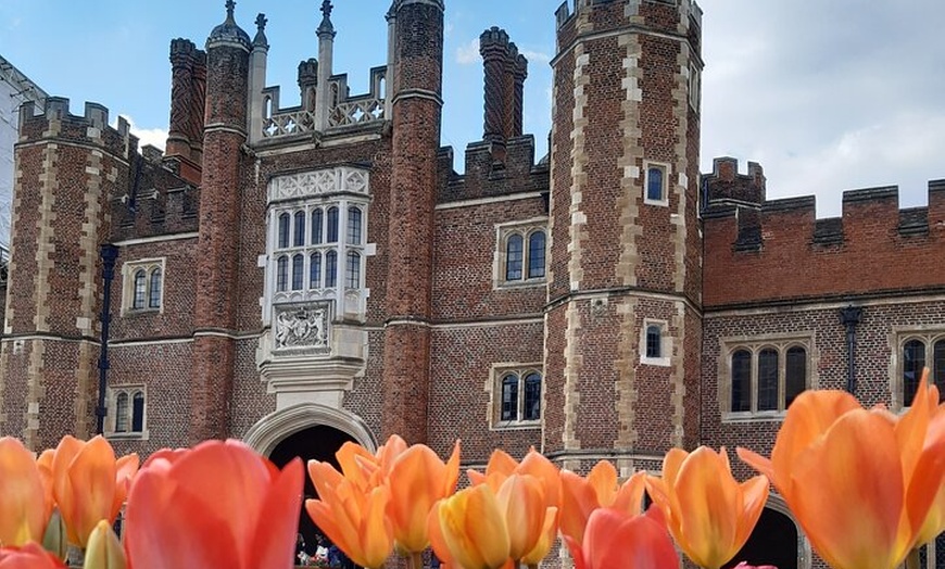 Image 1: Hampton Court Palace private tour with an accredited expert guide