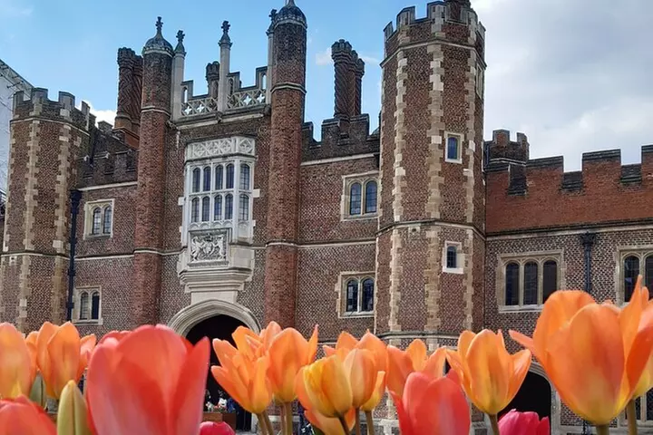 Private tour with an accredited expert guide Hampton Court Palace