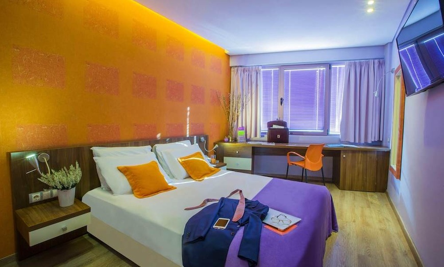 Image 3: ✈ ATHENE EN OMGEVING | Athene - Novus City Hotel 4*, 2 nachten - Ro...