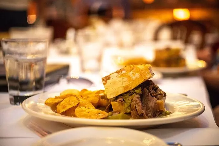 Chicago Loop District Food Tour with Deep Dish & Beef Sandwich