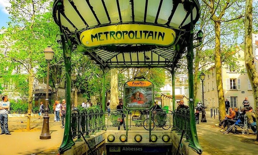 Image 11: Paris : visite en petit groupe du Moulin Rouge et du Sacré Cœur de ...