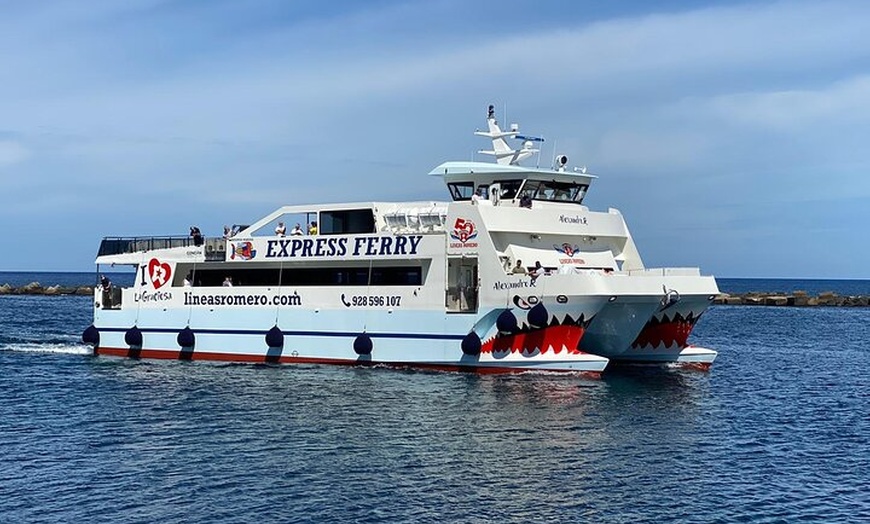 Image 2: Lanzarote: billete de barco ida y vuelta a La Graciosa con wifi