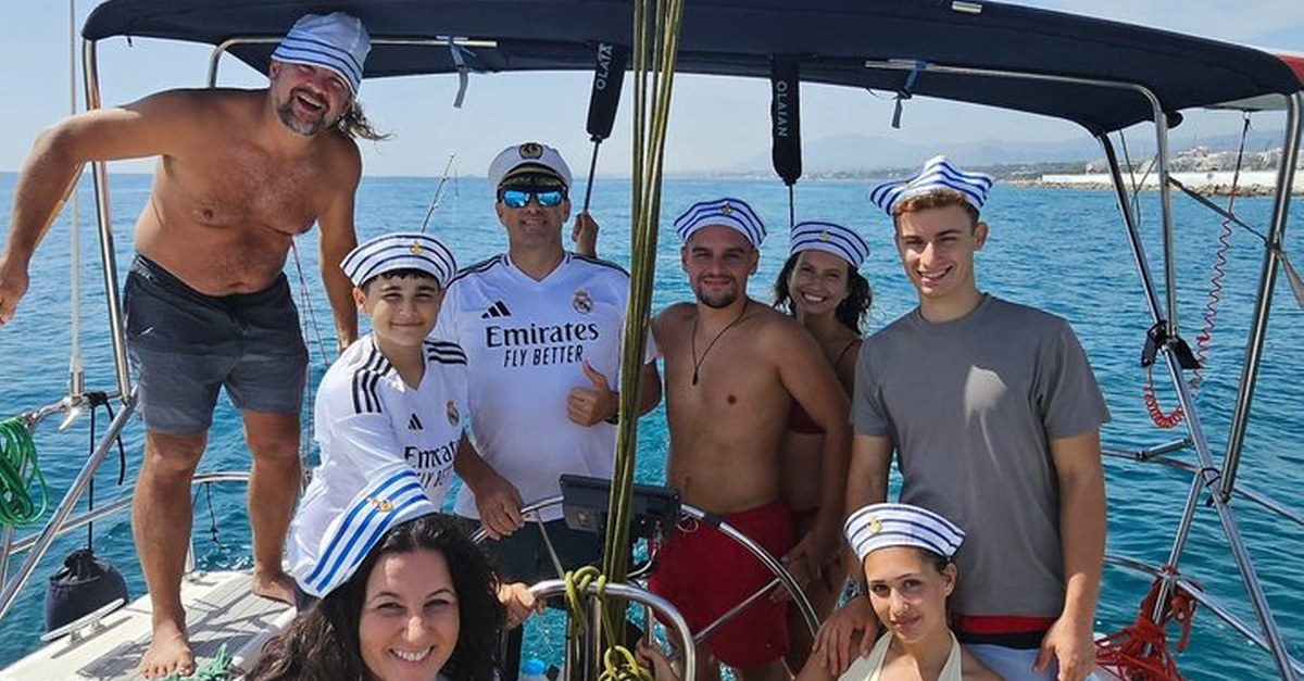 Experiencia privada en barco Elan 37 para ver delfines en Marbella