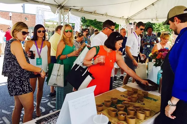 Undiscovered Charleston: Half Day Food, Wine & History Tour with Co...