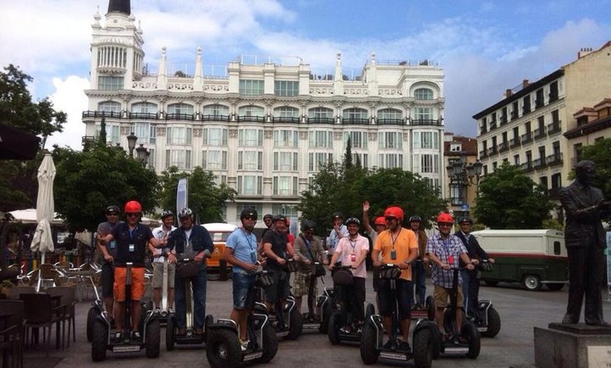 Image 5: Lugares destacados de Madrid: Recorrido guiado en segway con duraci...