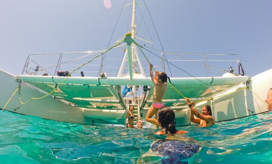 Image 20: Excursión desde Ibiza a Playa de Illetas en Catamarán con Comida