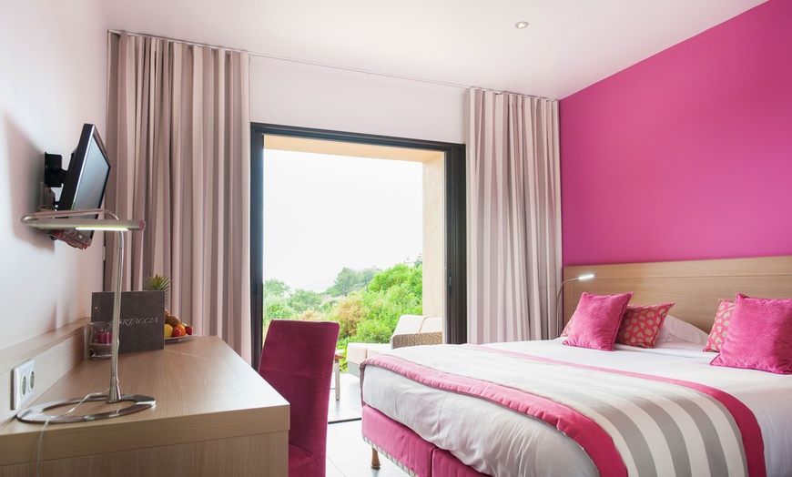 Image 2: ✈ CORSE | Propriano - Hôtel Bartaccia 4*, 2 nuit - Vue panoramique