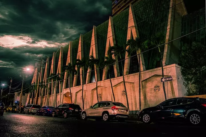 Waikiki Ghost Tour: Torches & Terrors