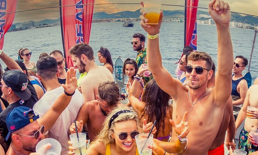 Image 13: Ibiza Sunset Edition Boat Party 3 horas de copas, DJ y puesta de sol