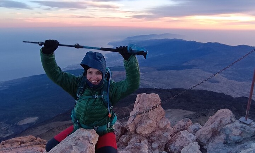 Image 24: Caminata nocturna a la Cumbre del Teide para el amanecer y la sombr...