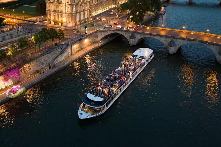 Dîner gastronomique Paris Croisière sur la Seine avec chanteur et D...