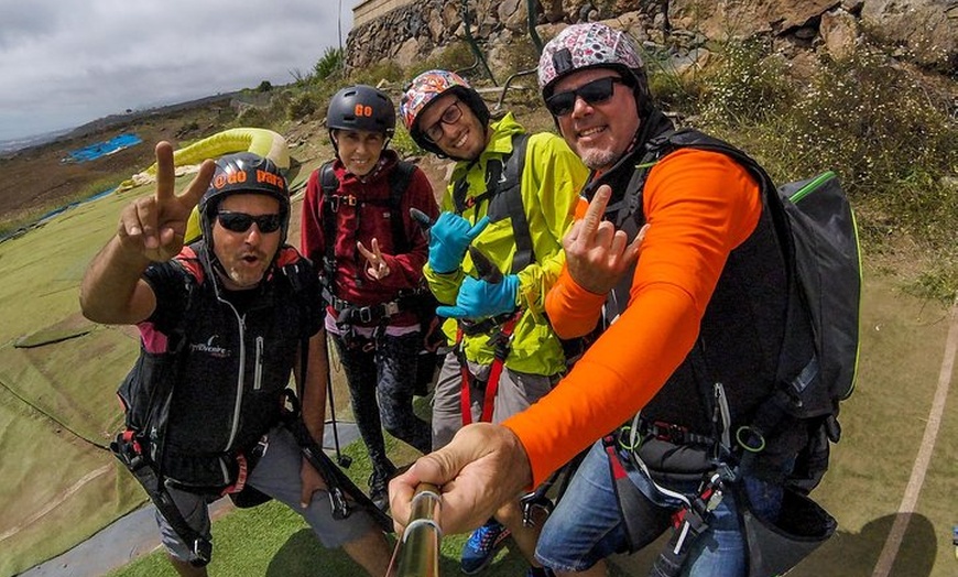 Image 5: Experiencia épica de parapente en Tenerife con el equipo campeón de...