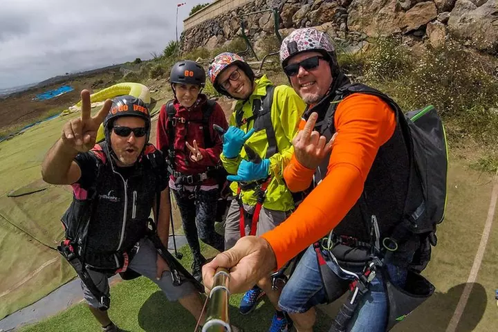 Experiencia épica de parapente en Tenerife con el equipo campeón de...